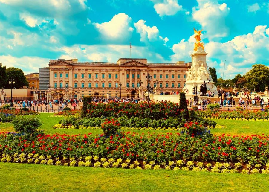 A garden in front of Buckingham Palace